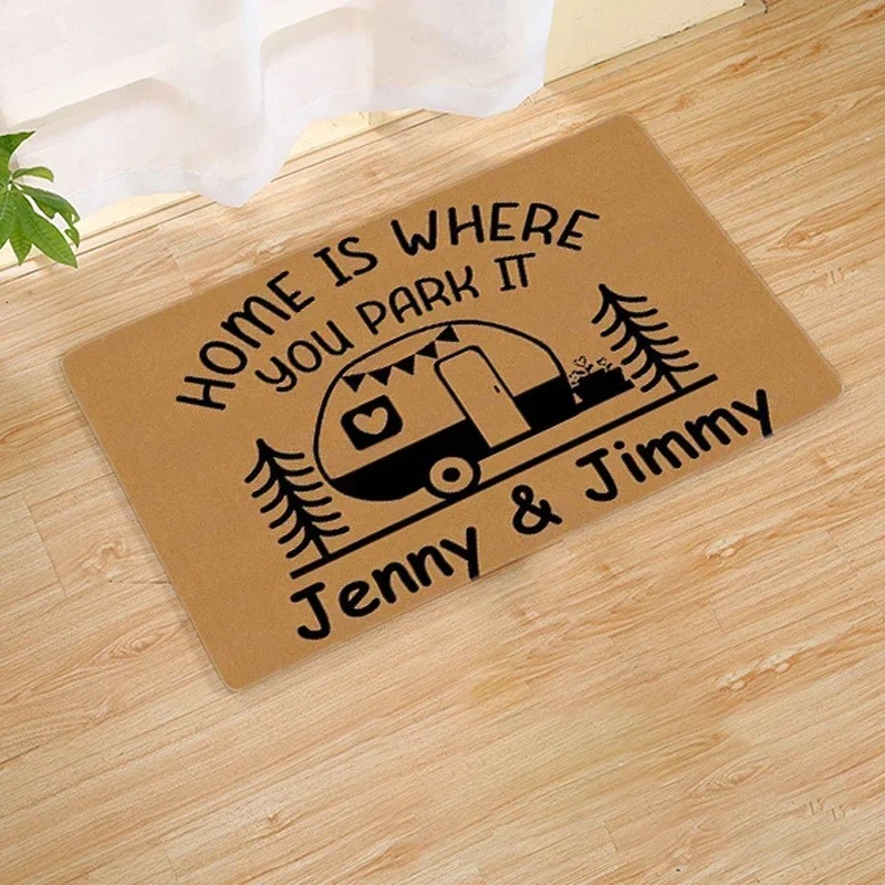 Outdoor Adventure Names - Tappetino Decorativo con Motivo Camper e